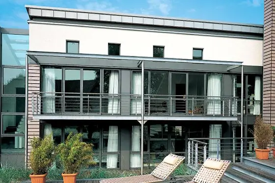 Große Aluminium-Festverglasung in einer modernen Fassade