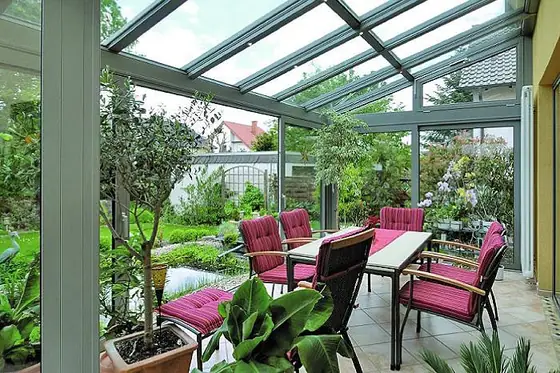 Dachfenster zwischen den Sparren eines Wintergartens