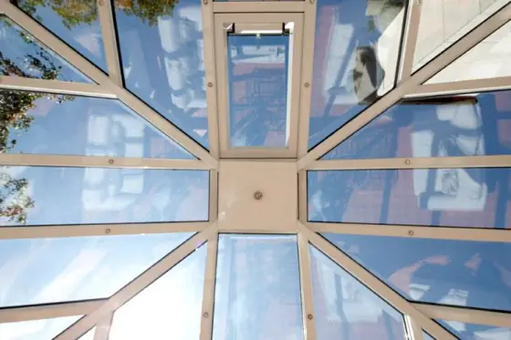 Geöffnetes Wintergarten-Dachfenster von außen