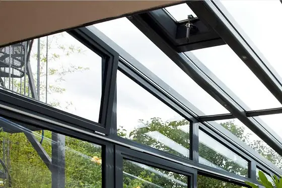 Glasdach mit zwei Dachfenstern