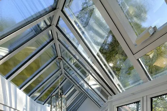 Dachfenster mit motorischem Antrieb von innen
