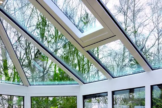 Dachfenster im Glasdach eines Anbaus