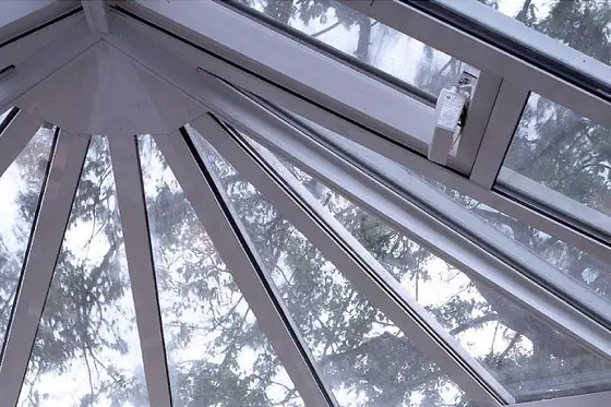 Wintergartendach mit Dachfenster und Beschattung