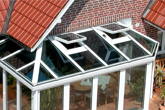 Dachfenster über einer Sitzgruppe im Wintergarten