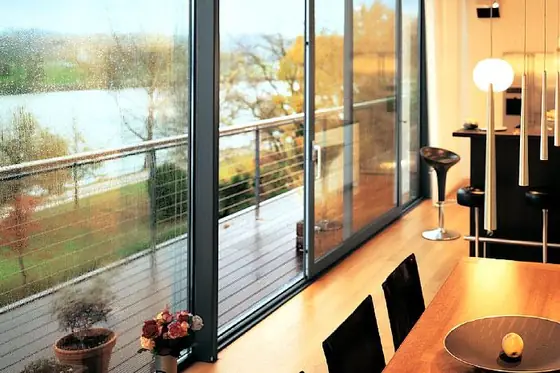 Schiebeanlage mit flacher Schwelle zum Terrassenbelag
