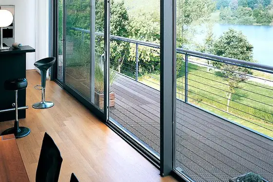 Große Schiebeanlage an einem Wohnhaus