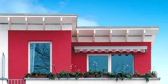 Kunststofffenster in der Fassade eines Einfamilienhauses