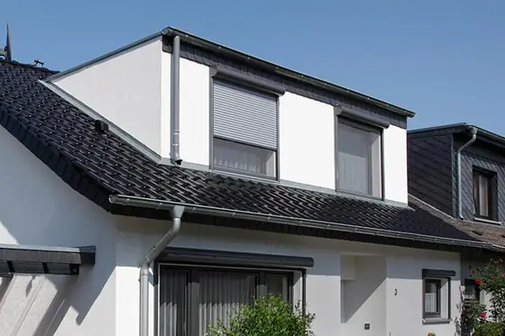 Fensterband aus Kunststoffprofilen mit Dreh-Kipp-Flügeln