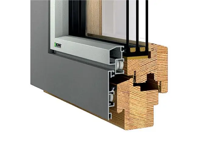 Holzfenster mit Aluminiumschale auf der Außenseite