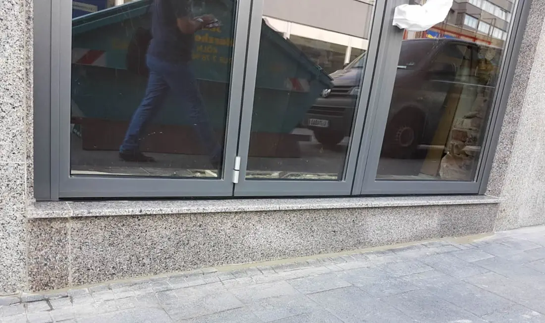 Sonderanfertigung aus Metall und Glas an einem Wohnhaus