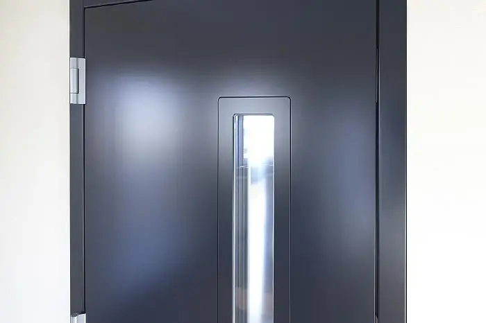 Haustür mit Aluminiumfüllung und Lichtausschnitt