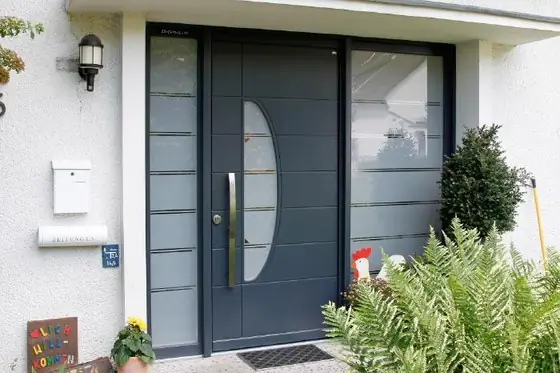 Anthrazitfarbene Aluminium-Haustür mit senkrechtem Edelstahl-Stoßgriff