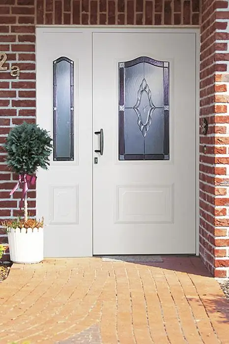 Schlichte Haustür ohne Glas für geschützte Eingänge