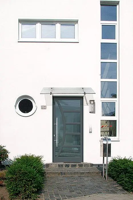 Hauseingang mit flächenversetzter Haustür