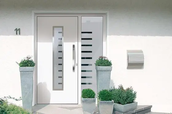 Haustür mit schmalem Lichtausschnitt und Seitenteil aus Ornamentglas