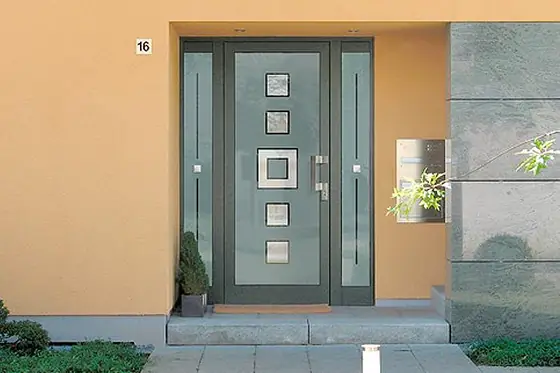 Haustür mit Briefkastenanlage im Seitenteil