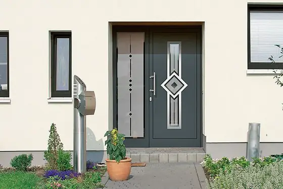 Haustür mit Stoßgriff über die gesamte Türhöhe