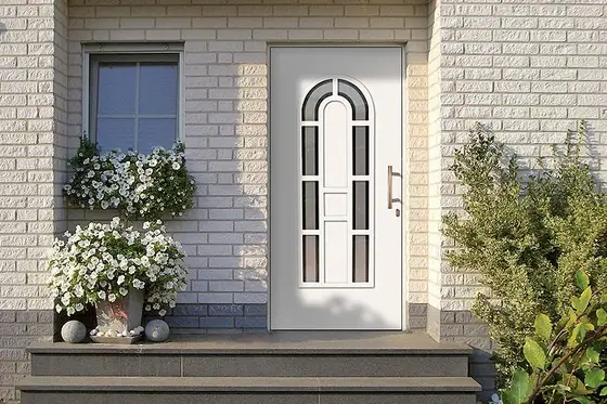Haustür mit Ornamentglas und Sprossen in Messing