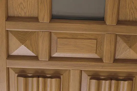 Dunkelgraue Haustür mit schmalem Glasband
