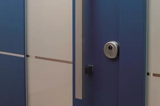 Haustür mit heller Füllung und Kontrastrahmen