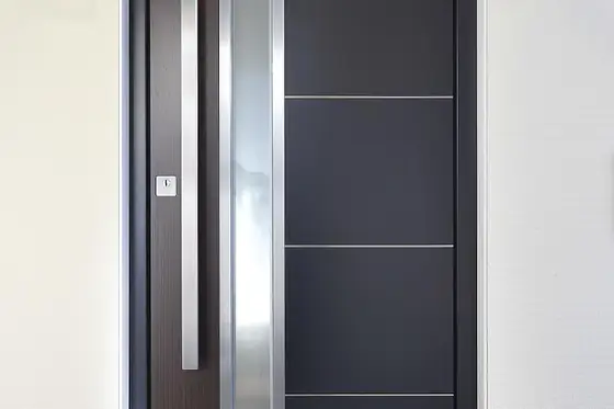 Weiße Haustür mit Kassettenfüllung an einem Altbau in Köln