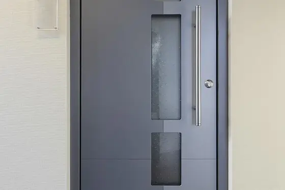 Haustür in Holzoptik mit waagerechten Lichtbändern