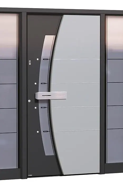 Hohe Haustür mit durchgehender Griffstange