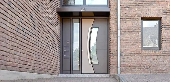 Haustür mit kräftigem Türblatt an einem Mehrfamilienhaus