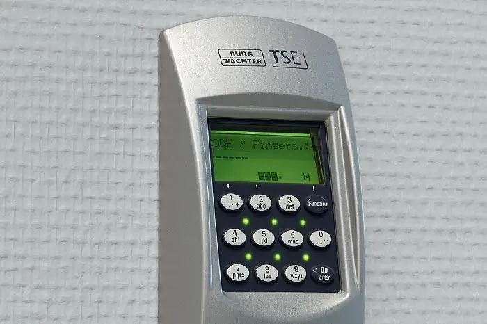 Fingerabdruckscanner neben einem Haustürgriff