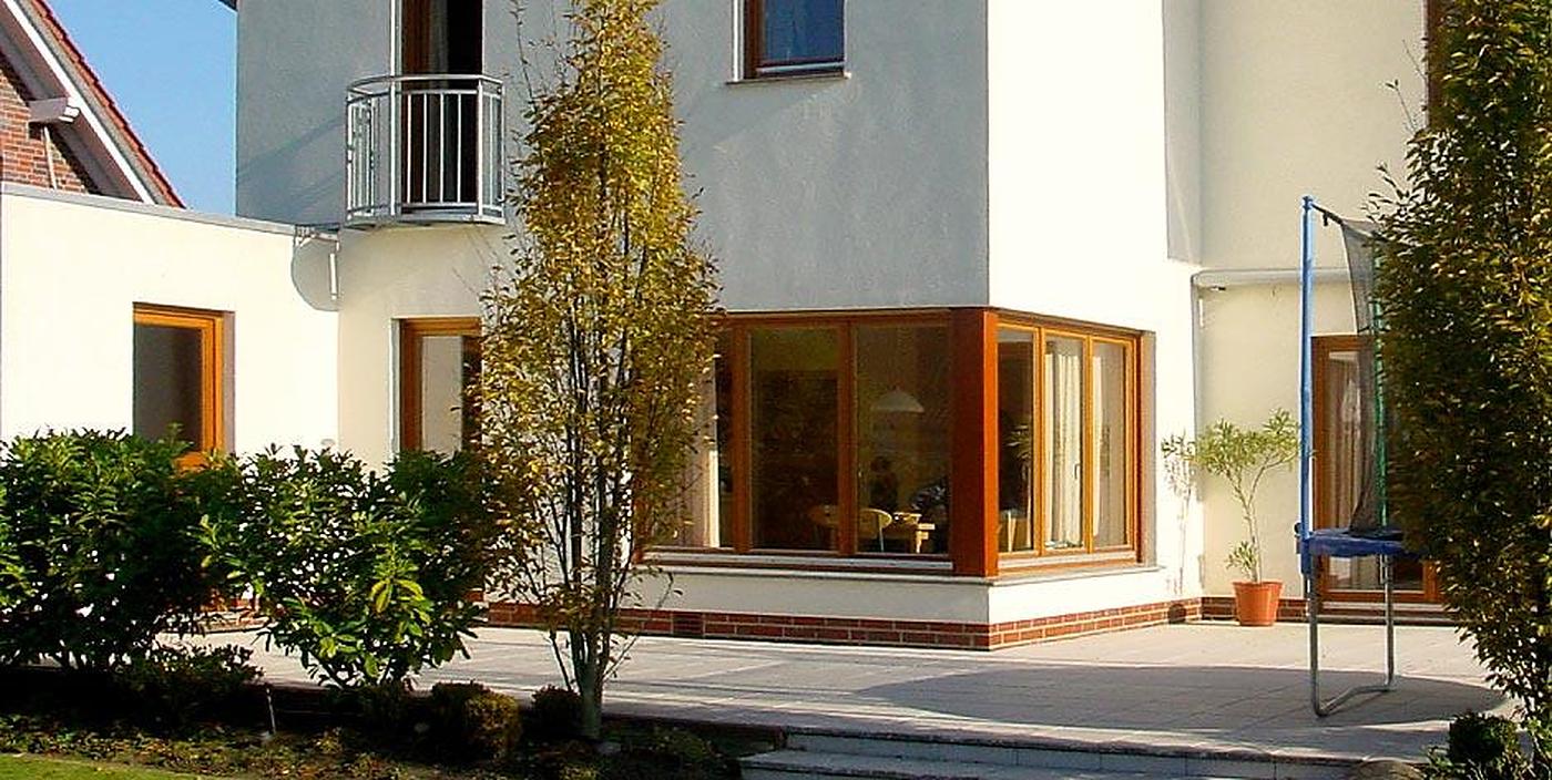 Holzfenster mit lasierter Oberfläche