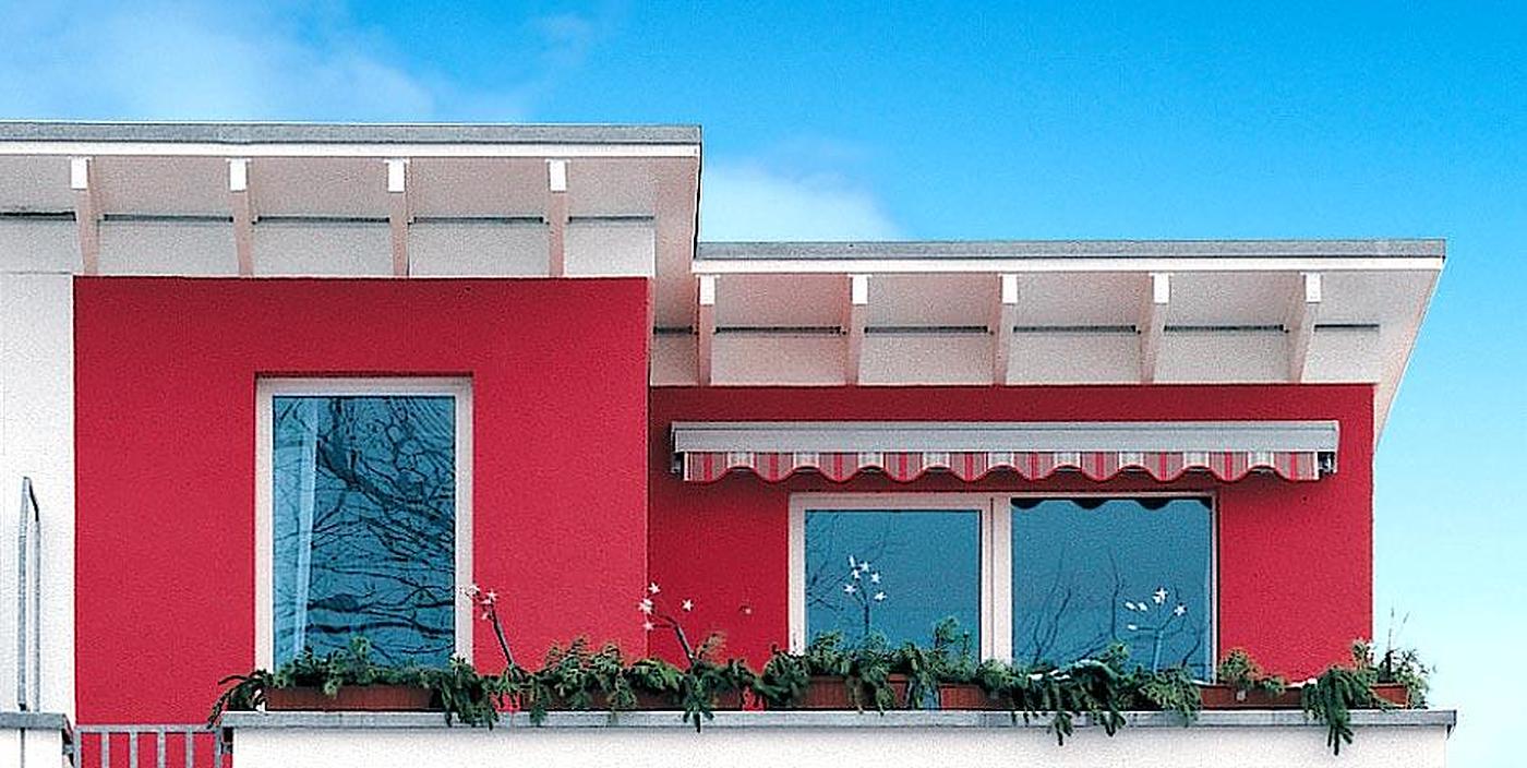 Weißes Kunststofffenster in einer Hausfassade