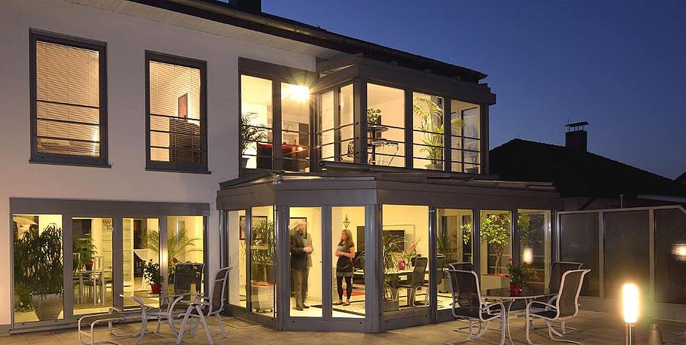 Querschnitt eines Fensterrahmens mit Dreifachverglasung