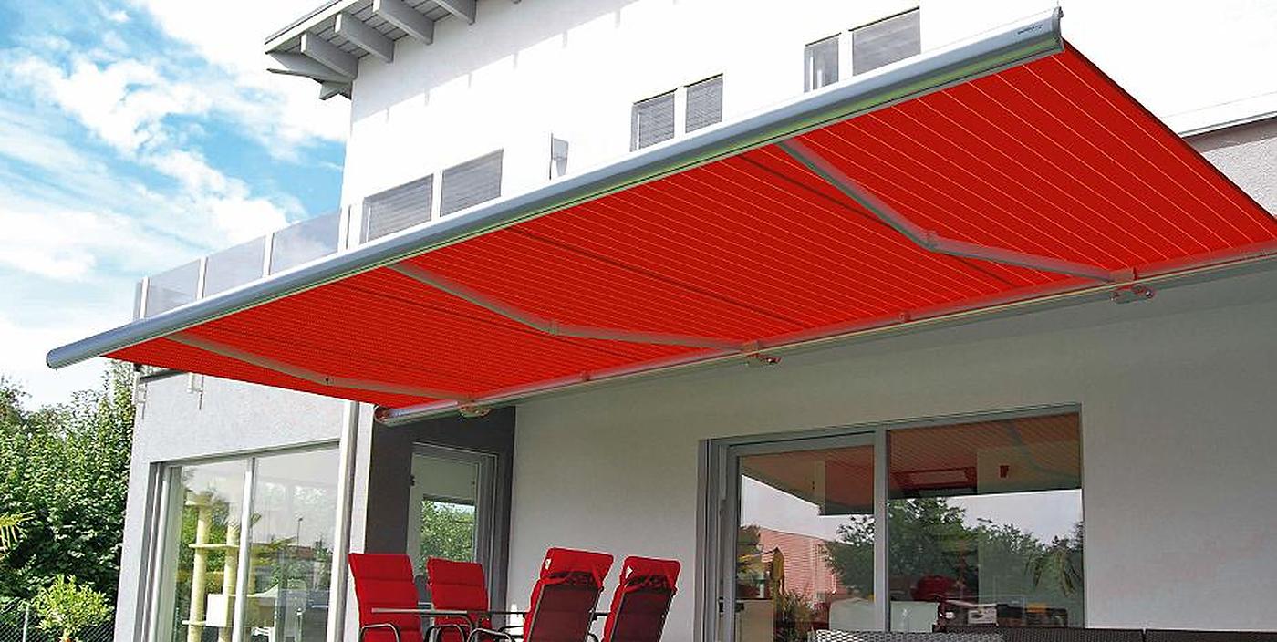 Offene Gelenkarm-Markise über einer Terrasse