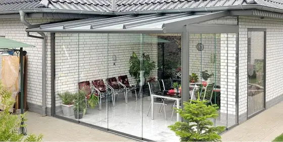 Terrassendach mit Blick in den Garten