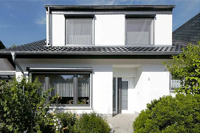 Jalousie mit verstellbaren Lamellen an einer Fensterfront