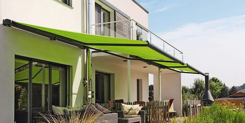 Kassetten-Markise ausgefahren über einer Terrasse