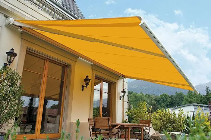 Kassetten-Markise in Wandmontage mit dunklem Gehäuse