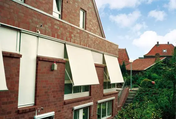 Große Gelenkarm-Markise über einer Terrasse in Köln