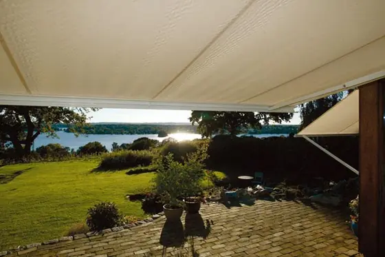 Markise über einer Terrasse mit Holzdeck