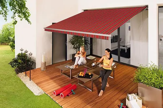 Markise über einer Terrassentür im Erdgeschoss