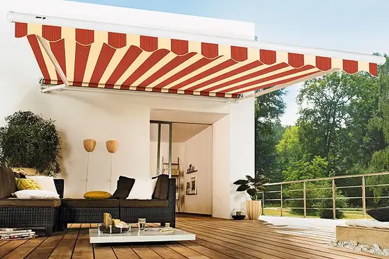 Markise mit gestreiftem Tuch über einer Terrasse