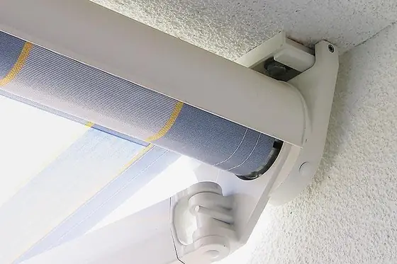 Markise über einem Balkon im Obergeschoss