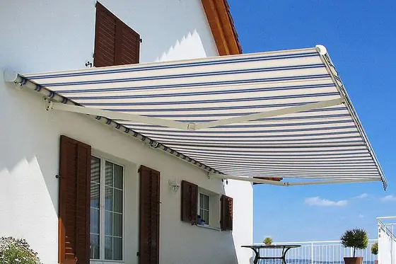 Kassetten-Markise an einer Backsteinfassade