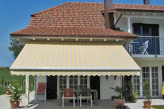 Markise über einer Sitzgruppe im Garten