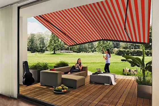 Markise über einer Terrasse mit Gartenmöbeln