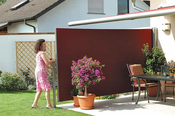 Gekoppelte Markisen über einer breiten Terrasse