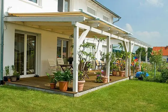 Markise über einer Hofterrasse
