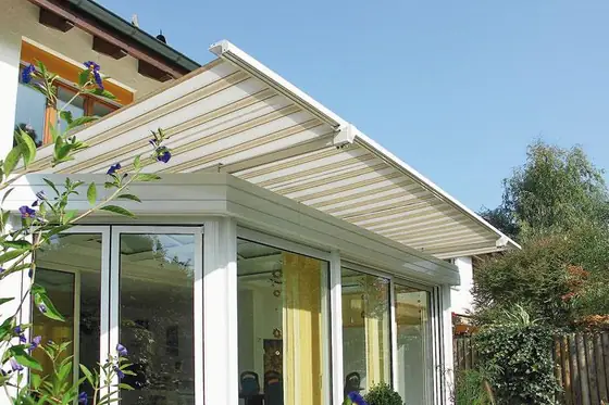 Markise an einer Fassade mit Klinkerverblendung
