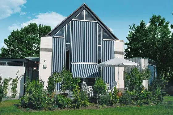 Markise über einer Terrasse mit Holzzaun