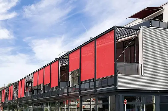 Schmale Markise über einem Küchenfenster